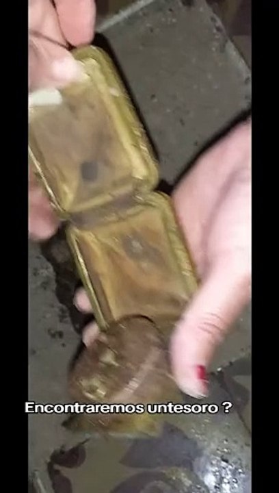 “¡Somos ricas!”: Dos mujeres descubren un “tesoro” en el piso de su propia casa