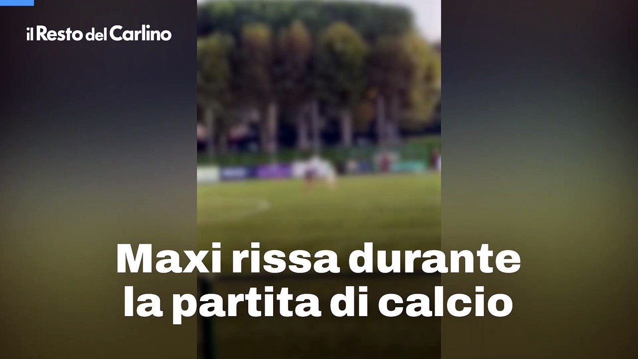 Maxi rissa durante la partita di calcio: il video