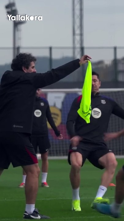 لعبة "المنديل" في تدريبات برشلونة قبل ديربي كتالونيا ضد إسبانيول 