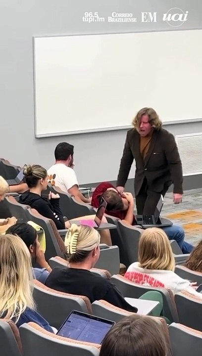 Professor acorda alunos com hits dos anos 2000 em sala de aula