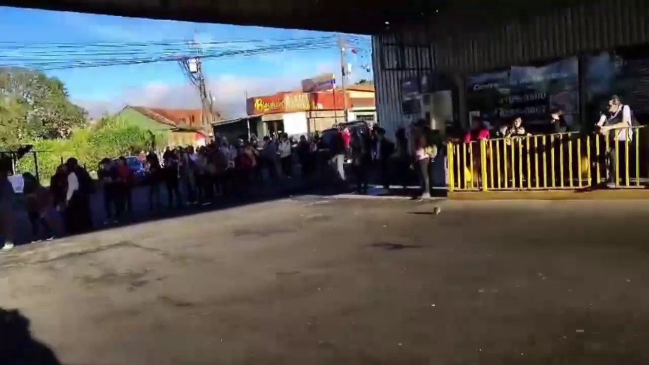 ext-problemas-con-tren-causan-largas-filas-en-paradas-de-cartago-041124