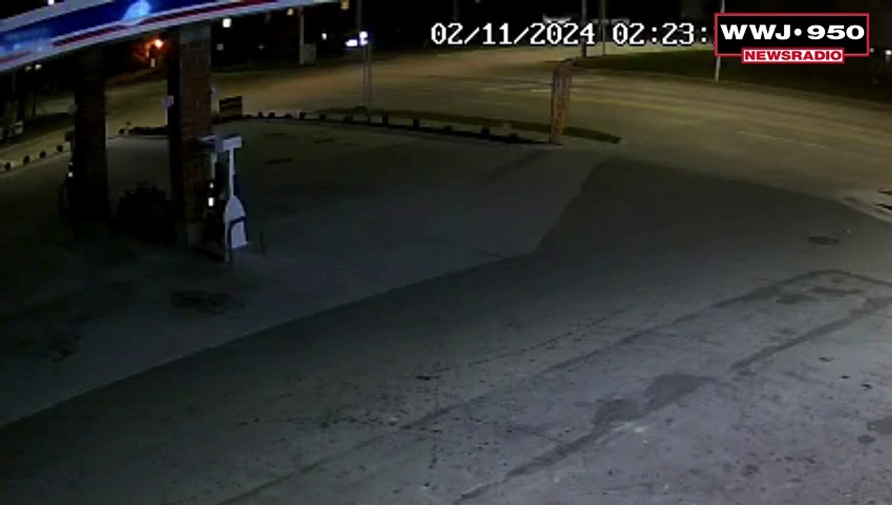 Pickup truck crashes into Port Huron police car