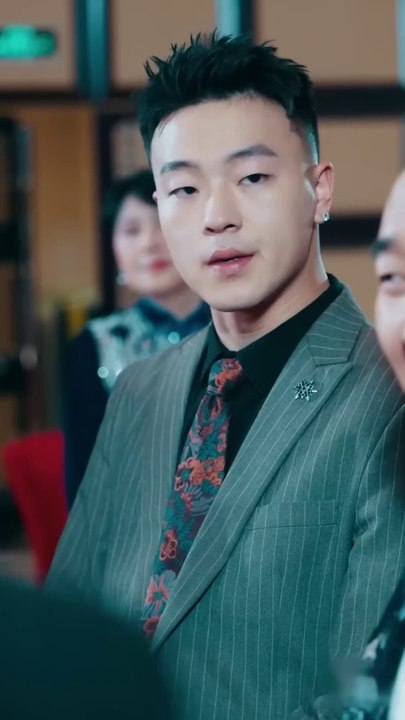 Seorang satpam malang pergi kencan buta dan tak sengaja bertemu CEO wanita miliarder.