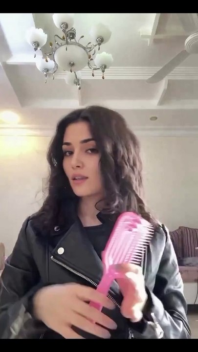 شبيهة هاندا أرتشيل تثير الجدل: فما القصة؟