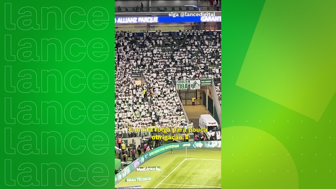 Torcida do Palmeiras protesta contra o time no jogo com o Grêmio