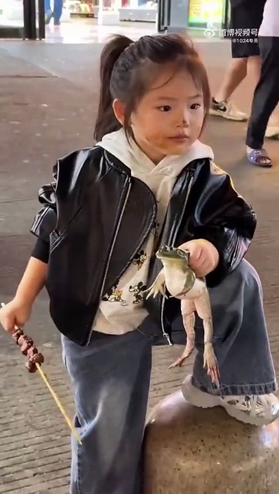 Cette fillette sait comment avoir du style