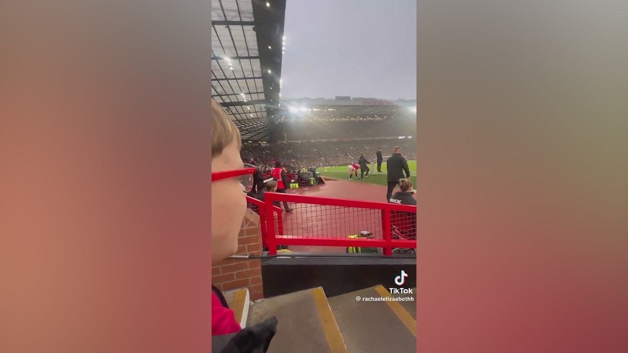 El entrañable gesto de Garnacho con un pequeño fan al final del Manchester United vs Leicester