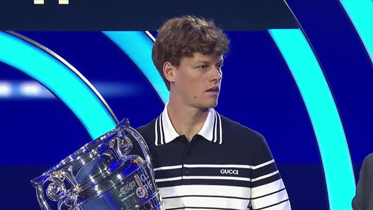 ATP Finals - Sinner reçoit son trophée de numéro 1 mondial