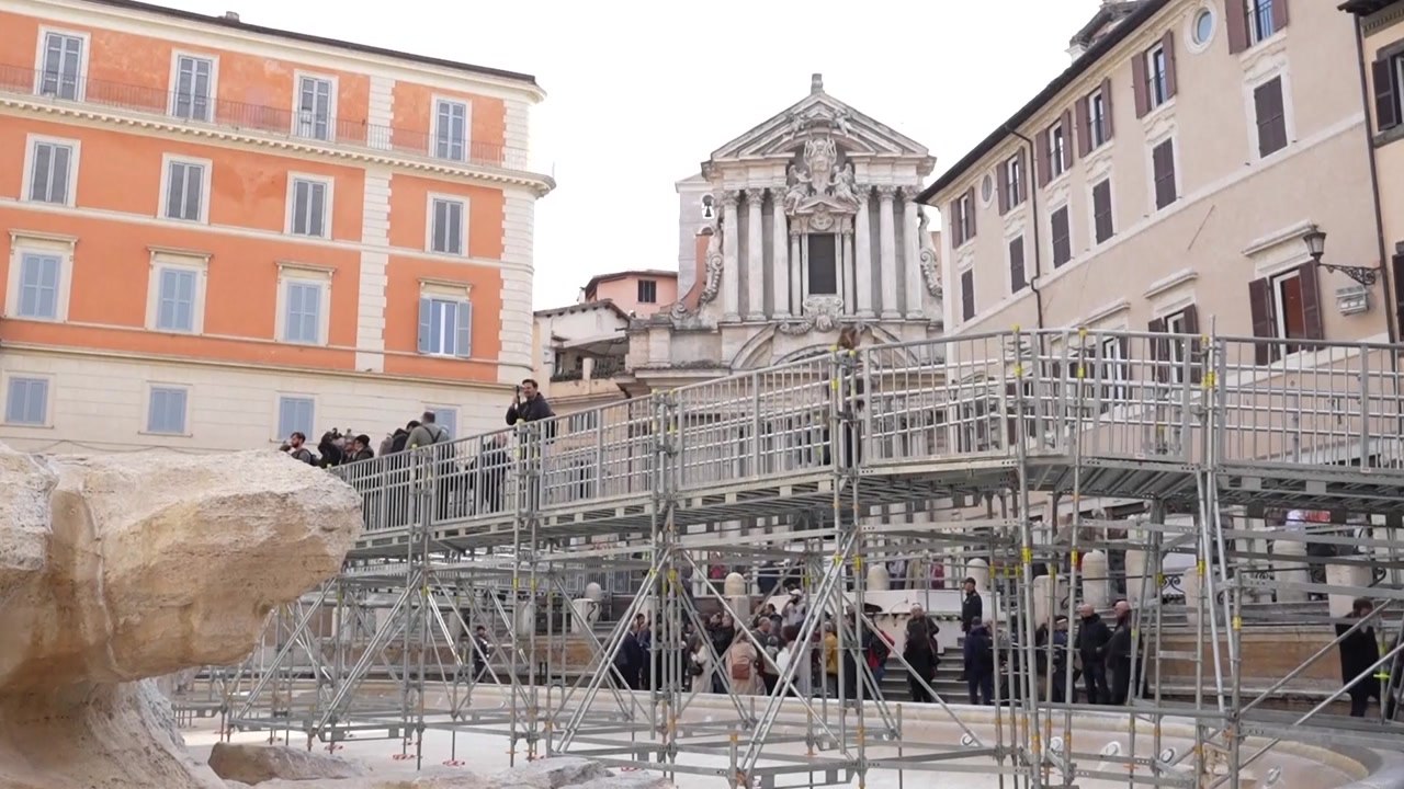 공사 중인 로마 트레비 분수 위에 '공중 보행로' 설치...연말까지 운영 / YTN