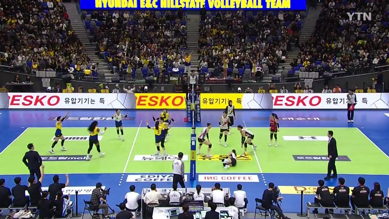 대체 선수 막심 26득점...대한항공, 우리카드에 설욕전 / YTN