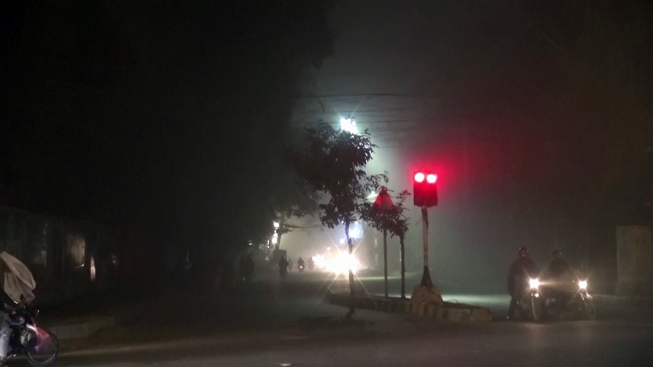 Pakistan pollution: residents demand action as toxic smog descends