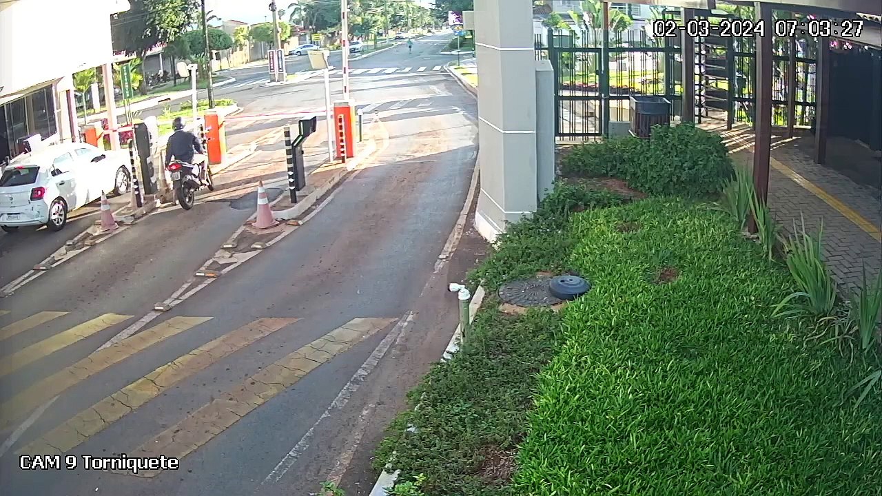 Veja membros do Comando Vermelho chegando em condomínio para assaltar