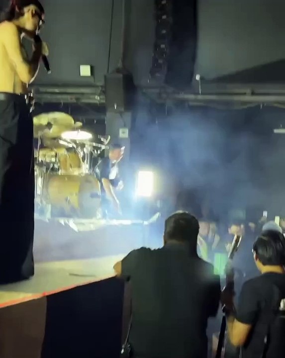 La peligrosa caída del escenario de Paco Amoroso en un show en Ciudad de México