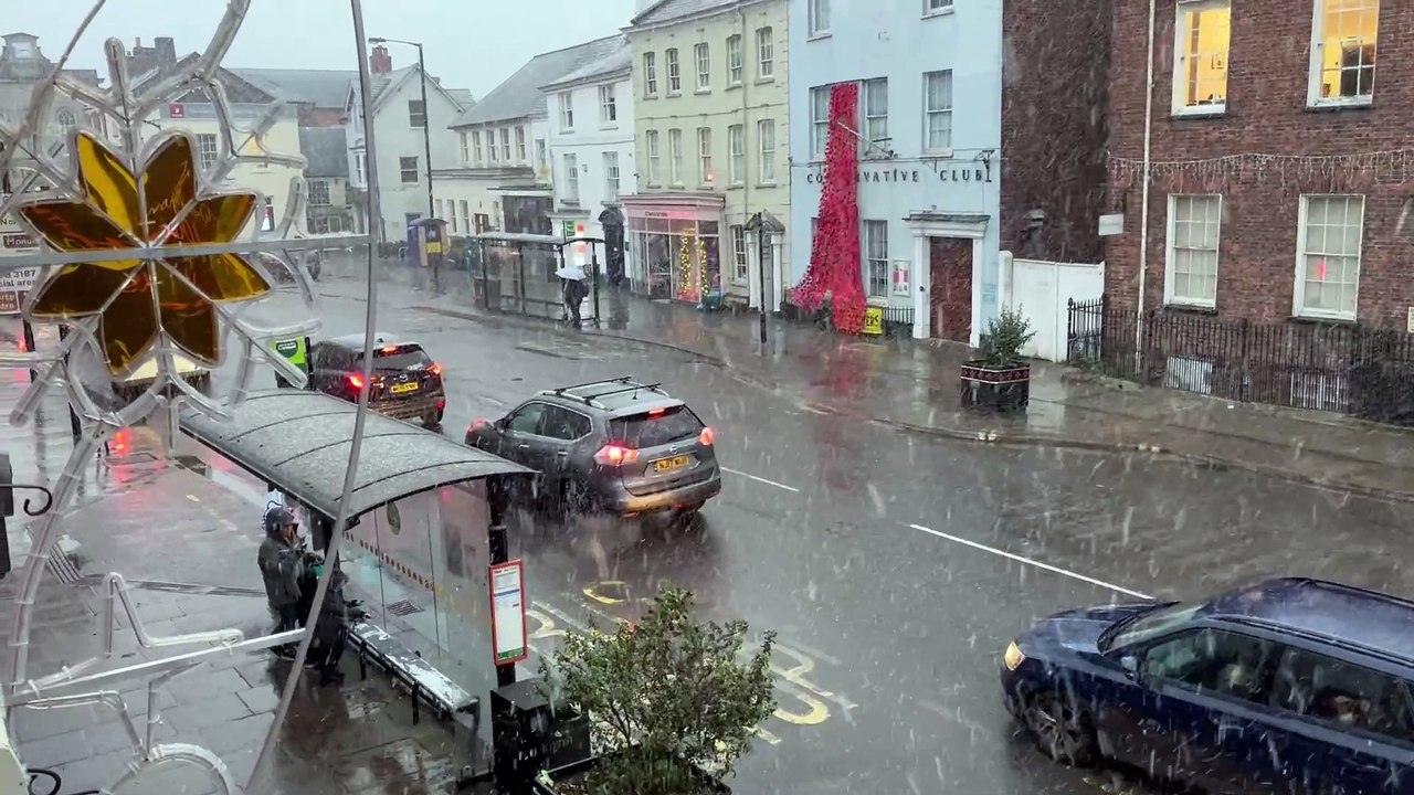 Snow falling in Wellington this morning