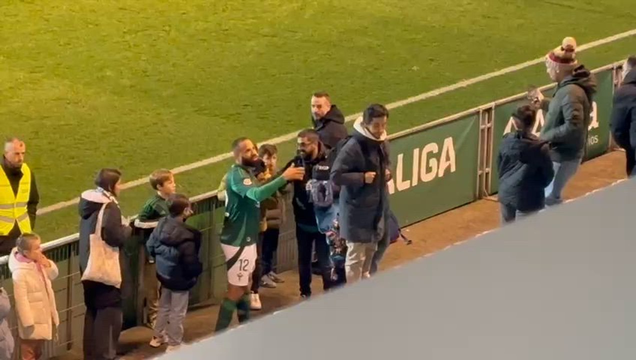 Bebé salta a la grada y se encara con un aficionado del Racing de Ferrol