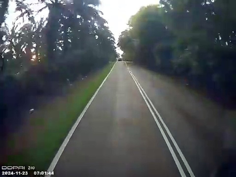 狭窄车道 超罗厘 轿车擦撞 冲入路边