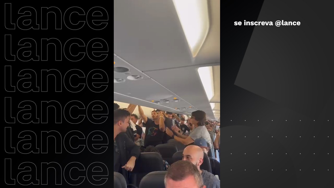 Torcedores do Botafogo cantam dentro do avião, em Buenos Aires