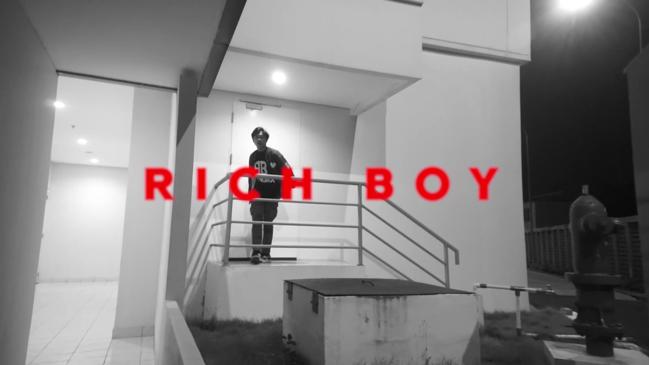 RICH BOY - FRONTAL (Official Video)