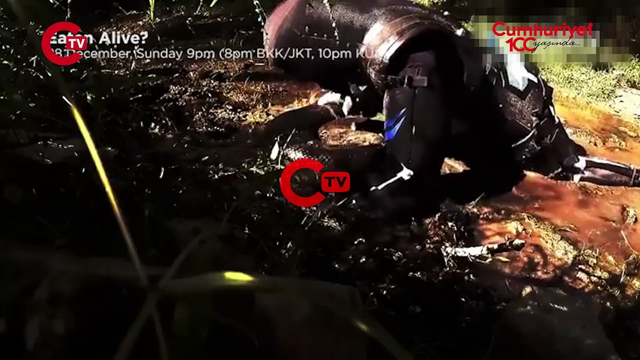 Kendisini canlı canlı yılana yutturdu!