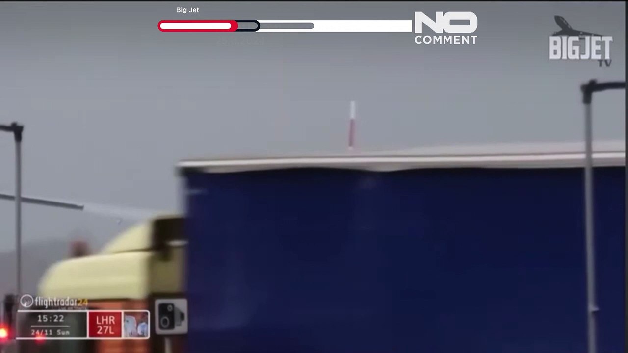 Пилоты пытаются посадить самолёт во время шторма "Берт"