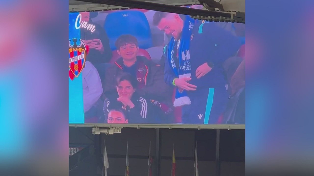 Pide matrimonio en mitad del Ciutat de València y todo el mundo se fija en cómo va vestido