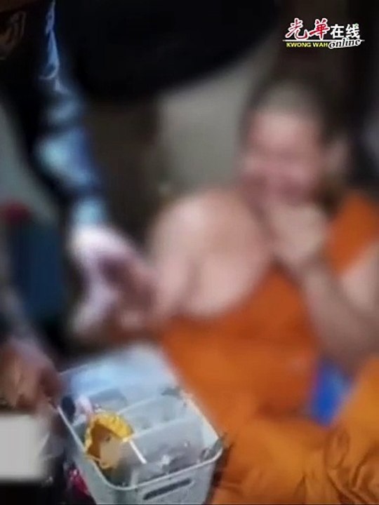 泰国僧侣吸毒被发现 当场哭得梨花带雨