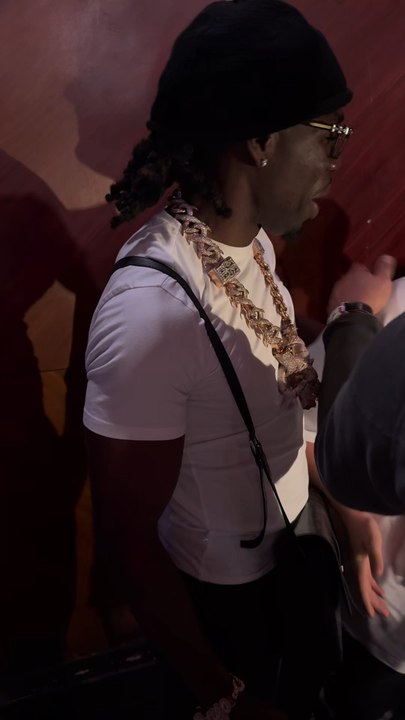 Gazo prend le temps de dédicacer tous ses fans 🤝