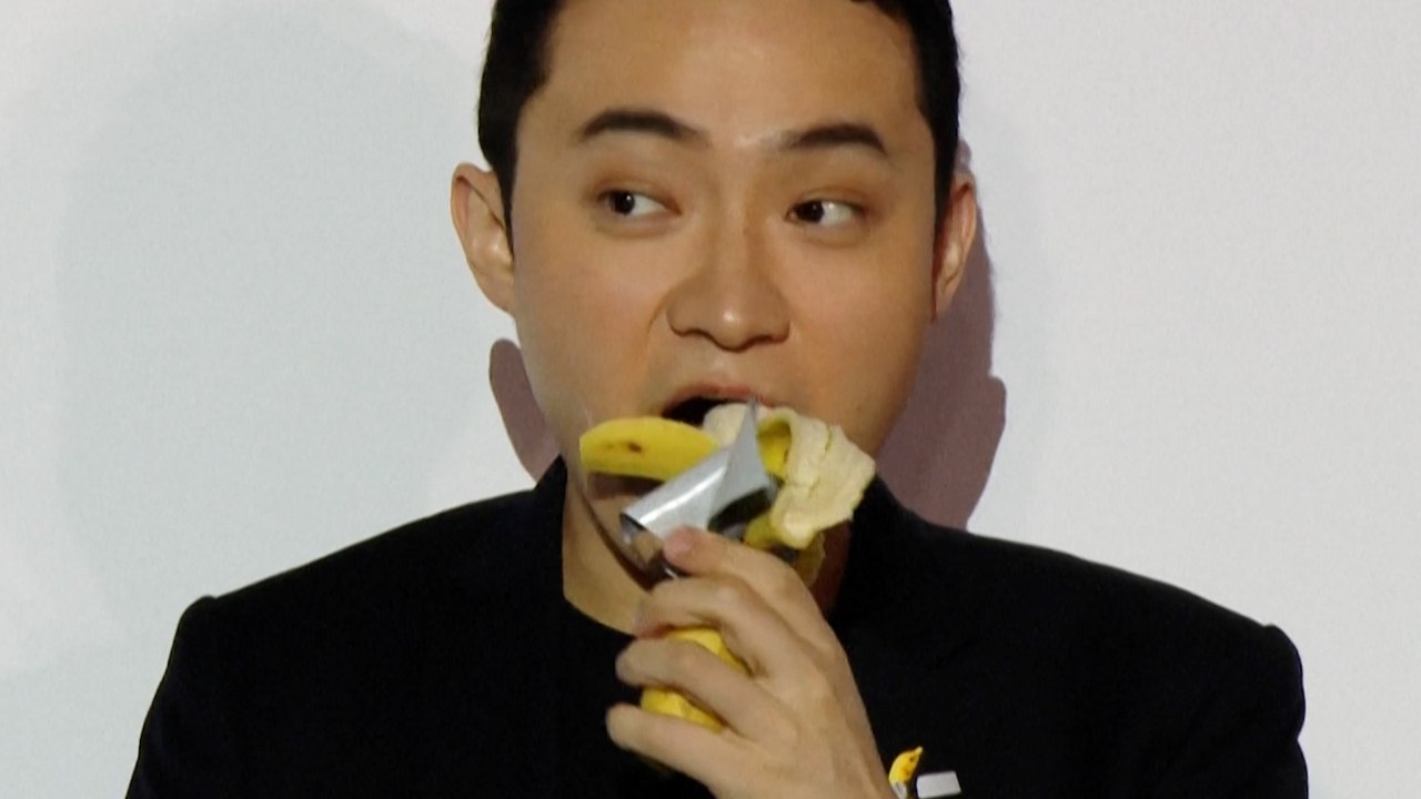 Justin Sun mange la banane qu’il a achetée à 6 millions d’euros