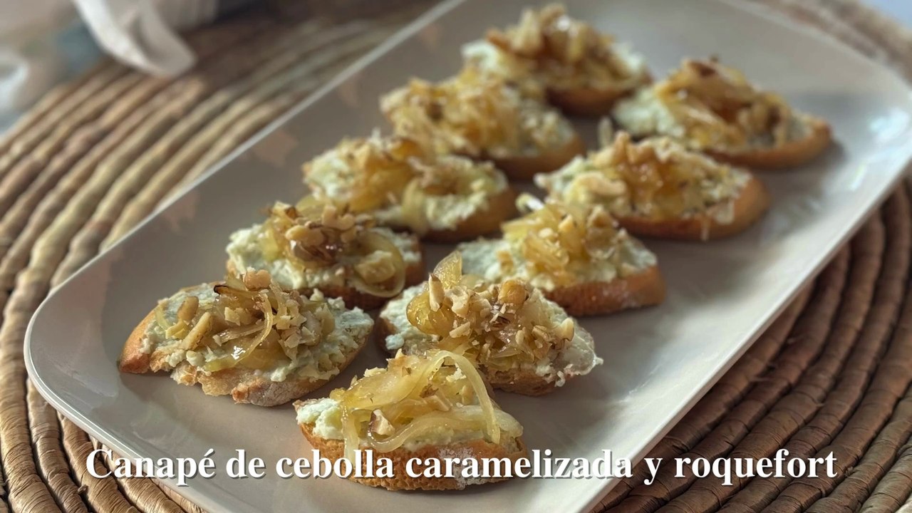 Canapé de cebolla caramelizada y roquefort