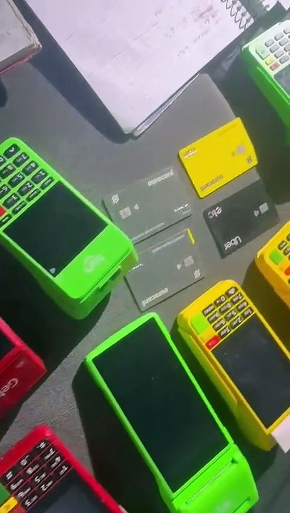 Polícia Civil encontrou uma central de crimes financeiros e uma casa usada para refino de drogas dentro da Vila Cruzeiro