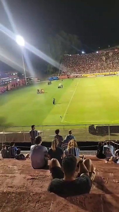 VÍDEO: Gremista se rende a torcida do Vitória: "Olha a pressão"