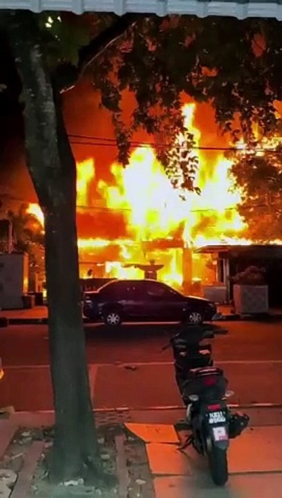 交怡真浪海滩2餐馆火灾  烈火蔓延酿大塞车