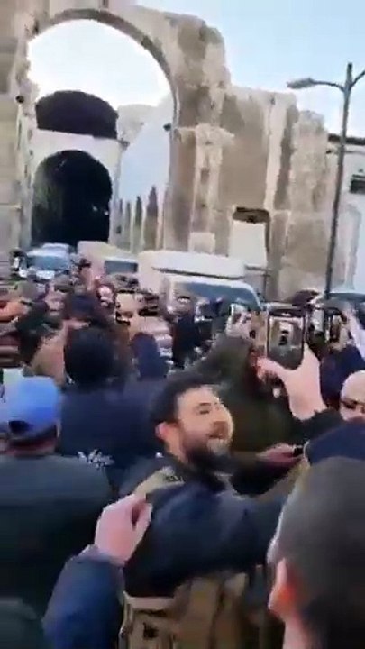 الجولاني يدخل المسجد الأموي