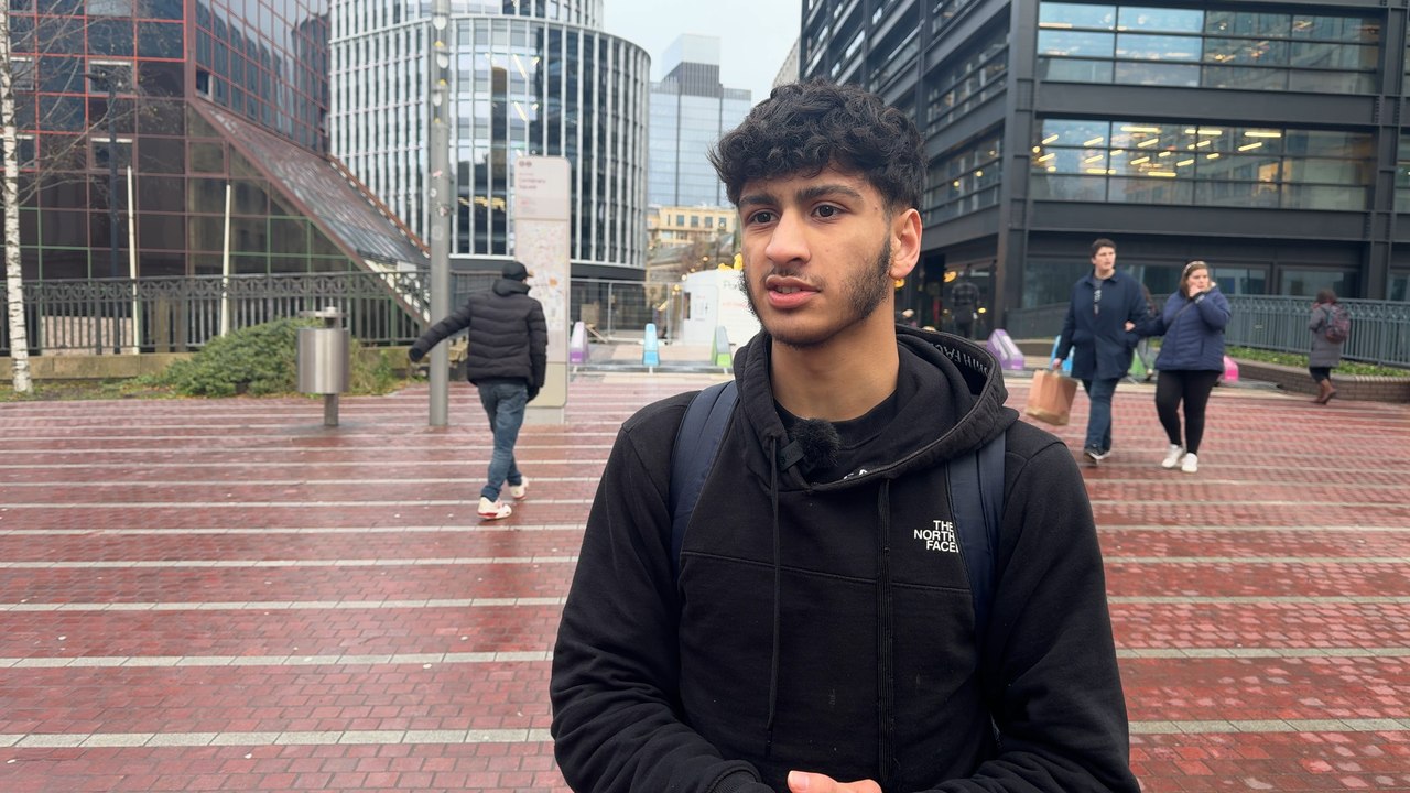 Travelling at Christmas: Do Roads and Rails Meet Festive Demand?