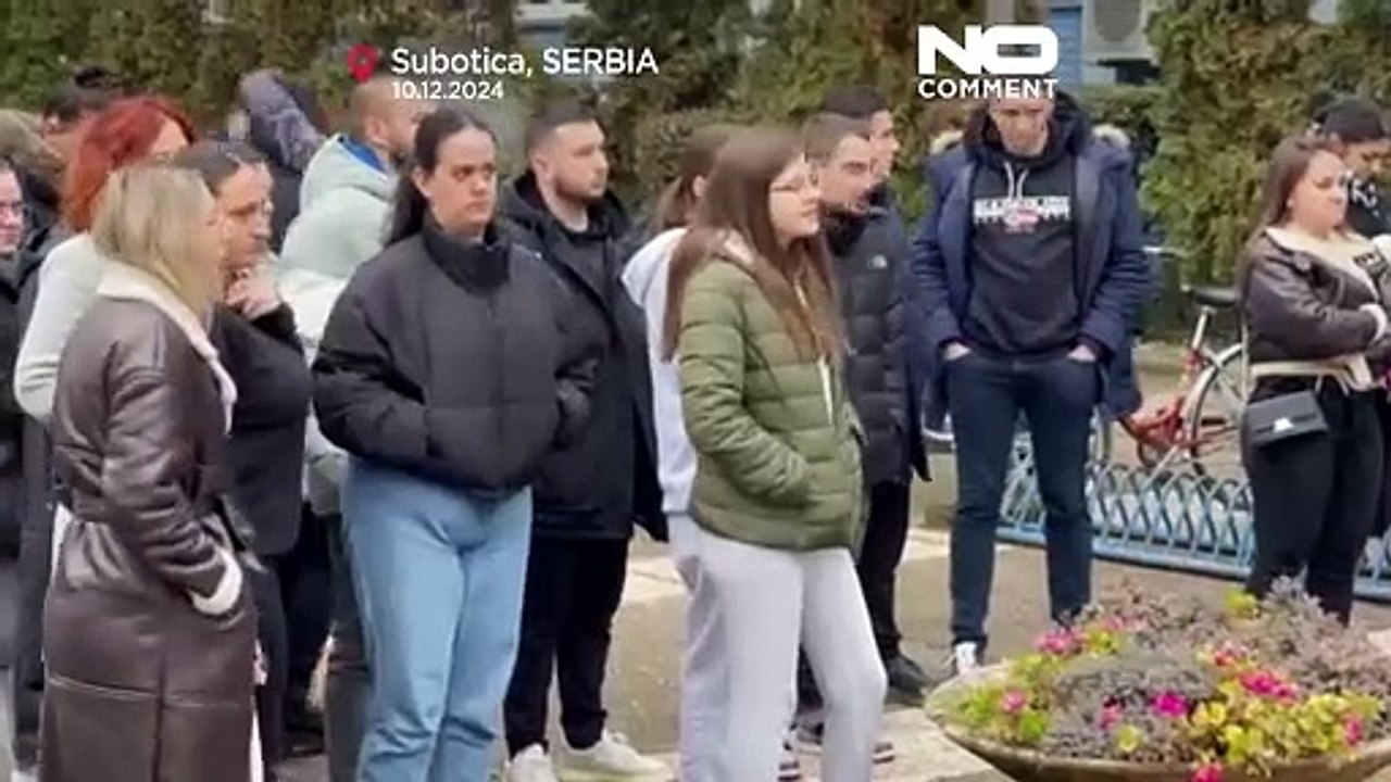 Serbian students block access to universities