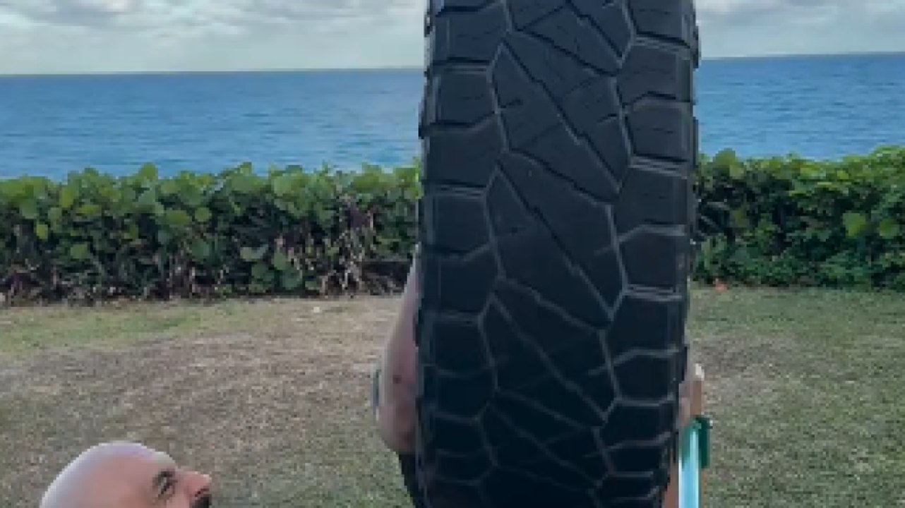 Uno pneumatico sullo stomaco: l'allenamento del bodyguard di Messi