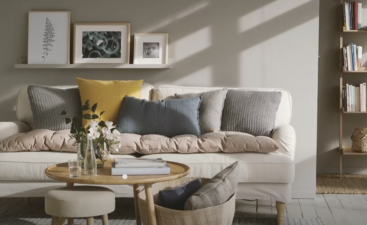 Cómo decorar el sofá con cojines, mantas, lámparas...