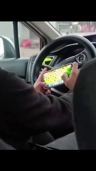 Taxista jugando en plena jornada laboral