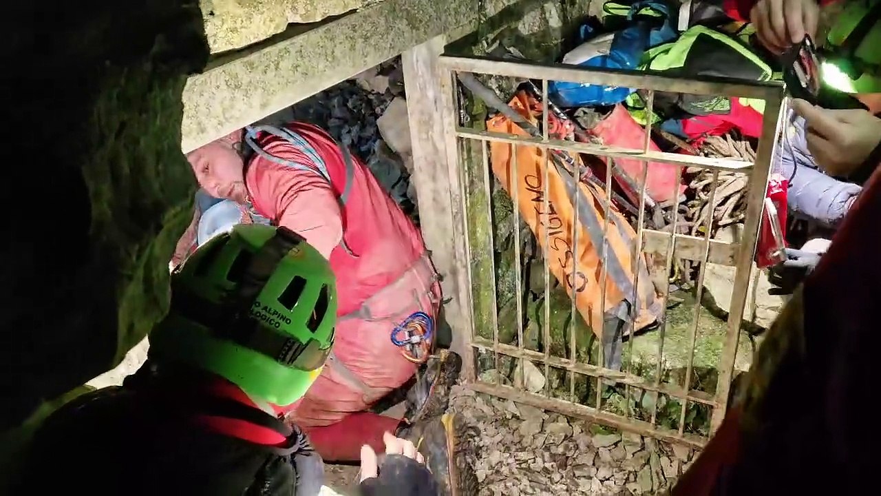 L'uscita dalla grotta della barella con Ottavia Piana