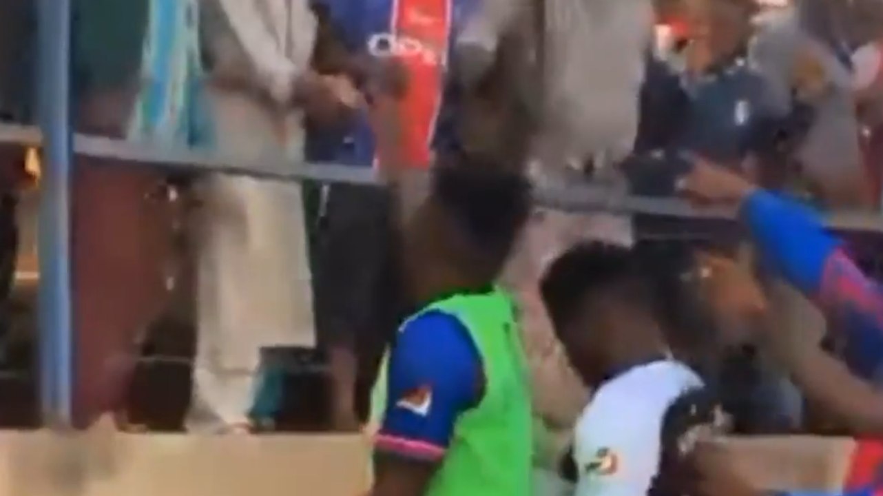 Tifosi caricano i calciatori regalando soldi