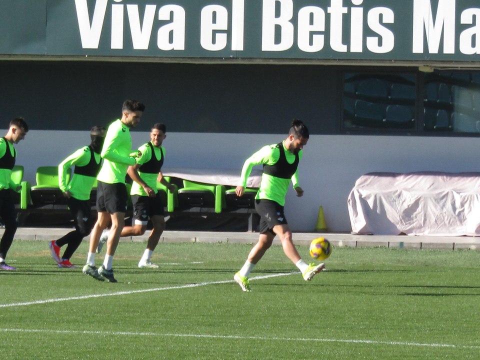 Las novedades sobre Isco y Fornals acaparan la atención en el entrenamiento del Betis