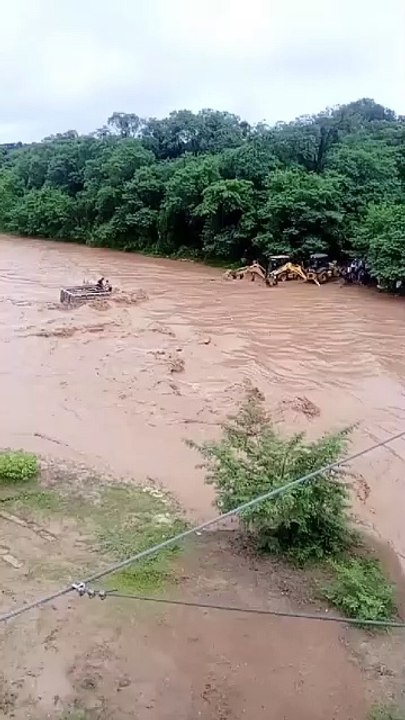Camión atrapado en el rio