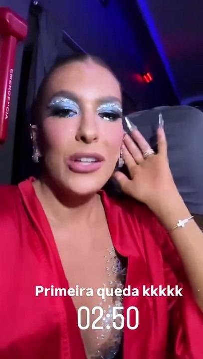 Após queda na Sapucaí, Lore Improta se manifesta; saiba o que ela disse