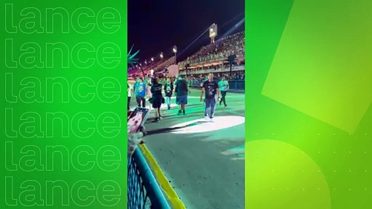 Neymar marca presença no carnaval do Rio