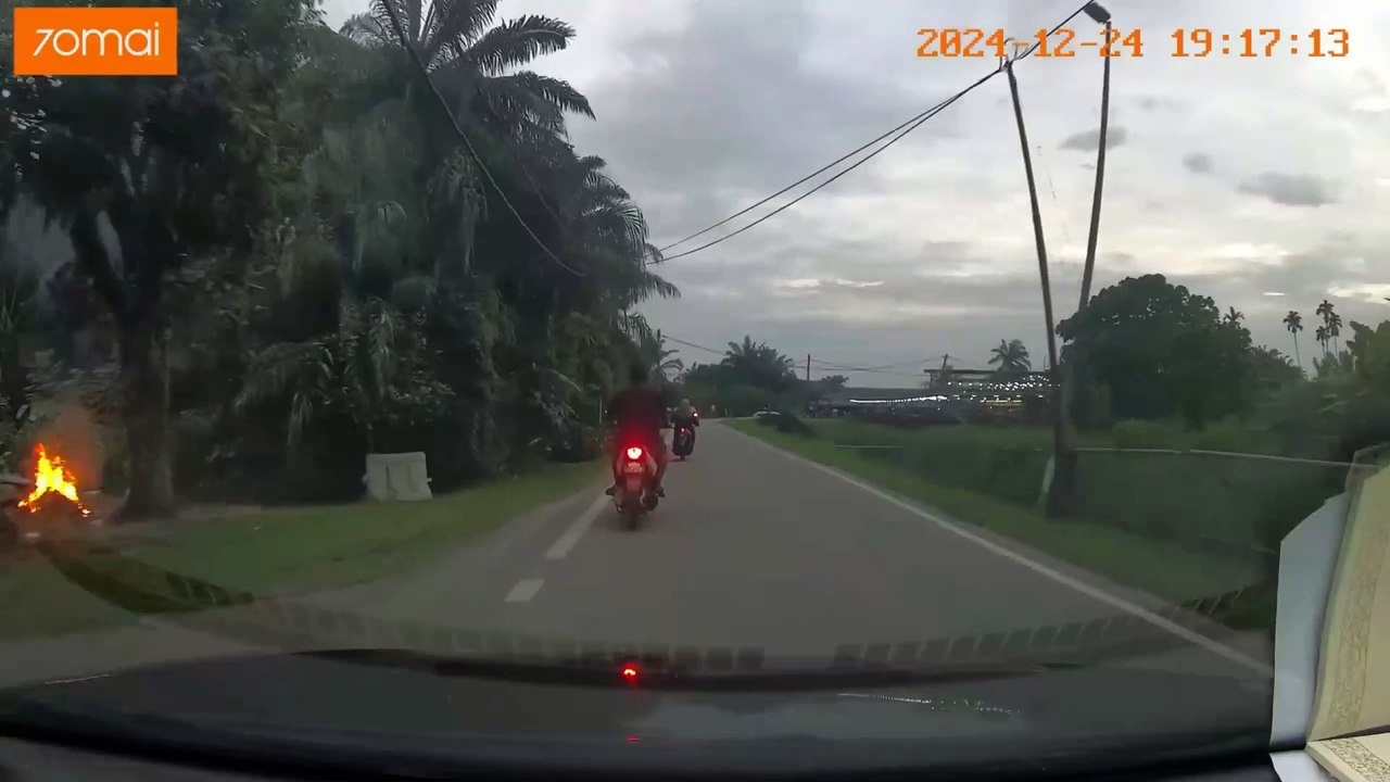 没打灯转弯惹祸 骑士杠上司机 警调解下 双方握手言和