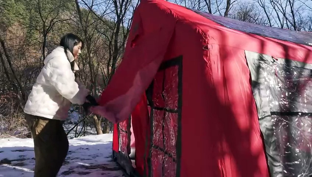 CHRISTMAS CAMPING IN A SNOWY FIELD WITH AIR TENT