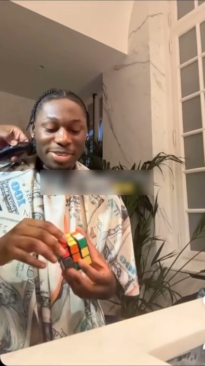 Le tuto de Tiakola pour finir un Rubik’s Cube 😅