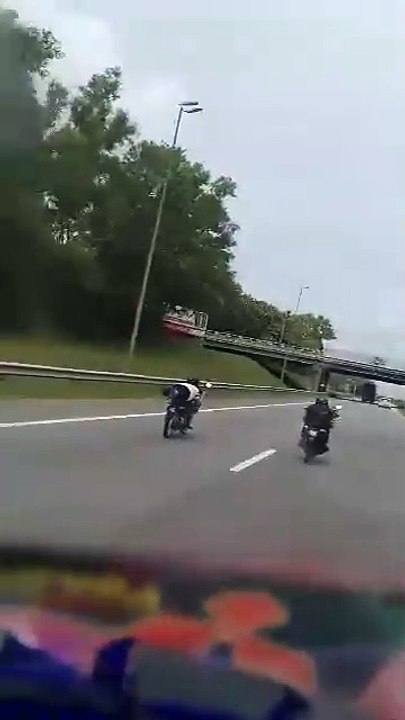 摩哆骑士特技飙速险酿祸 超级摩哆大哥“现场教育”