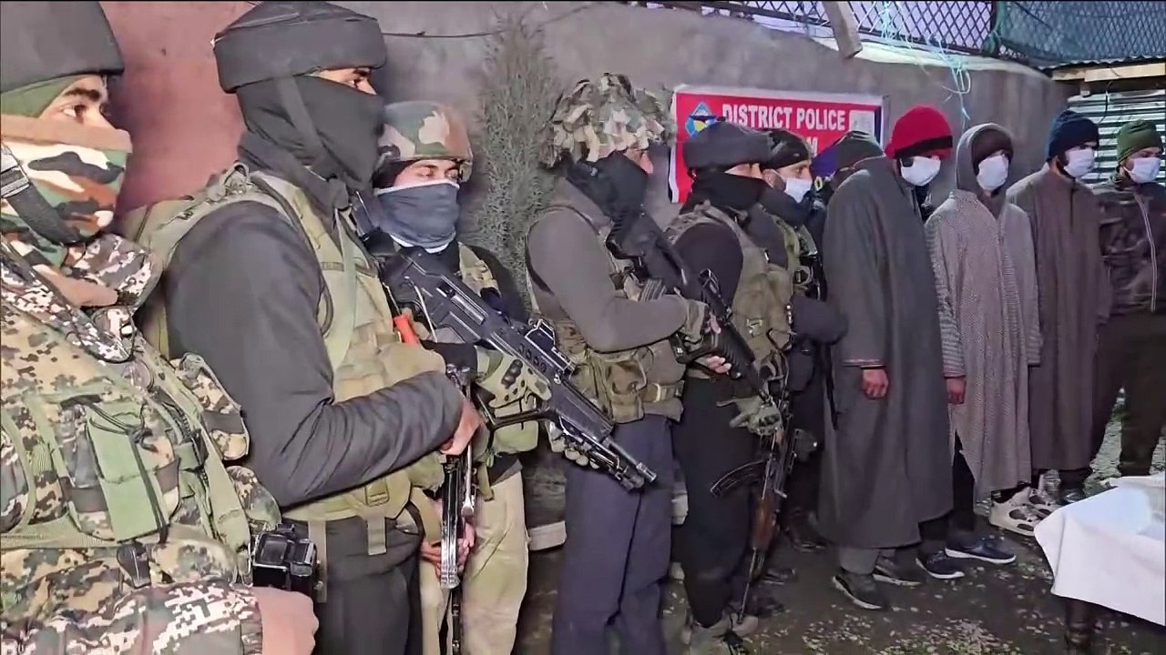 Hn_Ani2_Kulgam_Three_Terrorist_Arrested_18-26-25