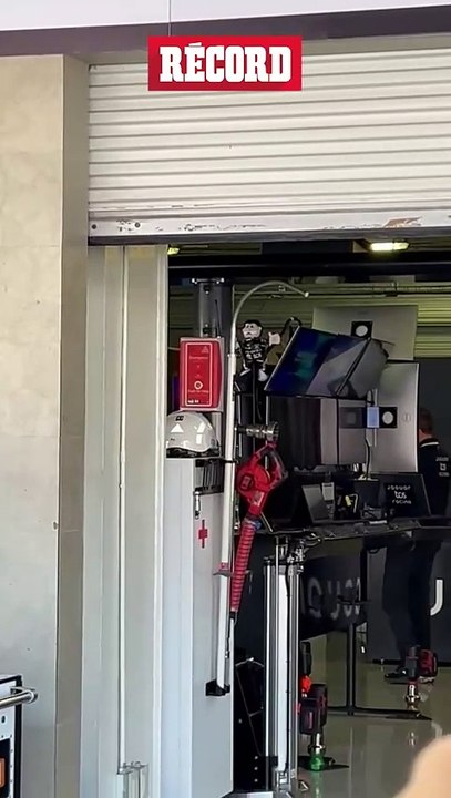 Dr Simi en el garage de Jaguar TCS Racing, Se trata de un Dr. Simi de Mitch